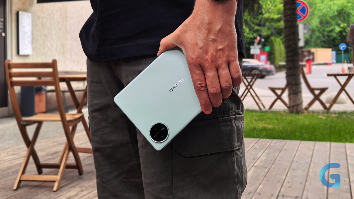 Huawei MatePad Mini в руке