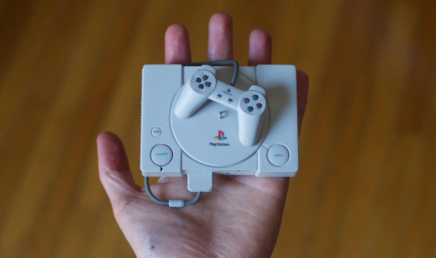 Первая PlayStation стала ёлочной игрушкой за $29