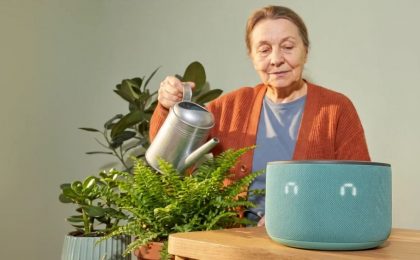 Яндекс выложил лёгкую инструкцию к «умным» колонкам — она поможет пожилым людям взаимодействовать с ИИ-ассистентом «Алиса»