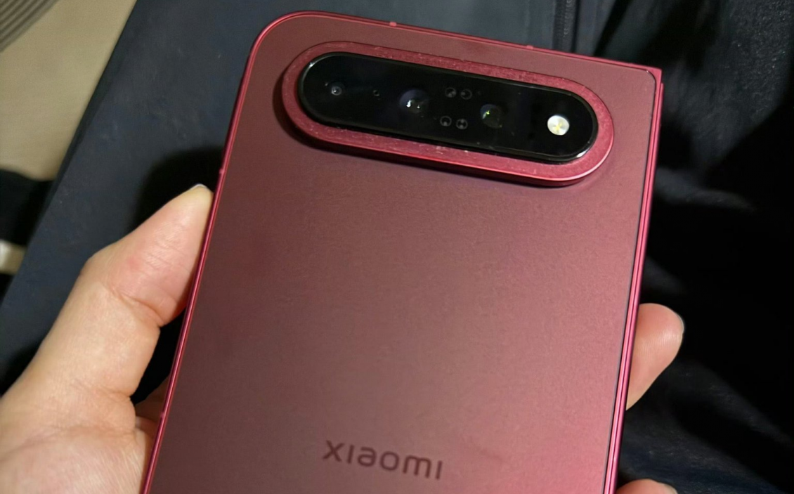 Складной смартфон Xiaomi 18 Fold показали на «живых» фотографиях и видео