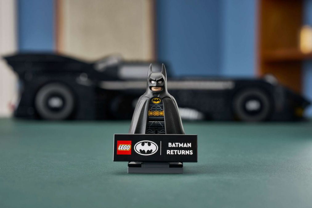 LEGO воссоздала культовый Бэтмобиль из фильма 1992 года на 2269 деталей