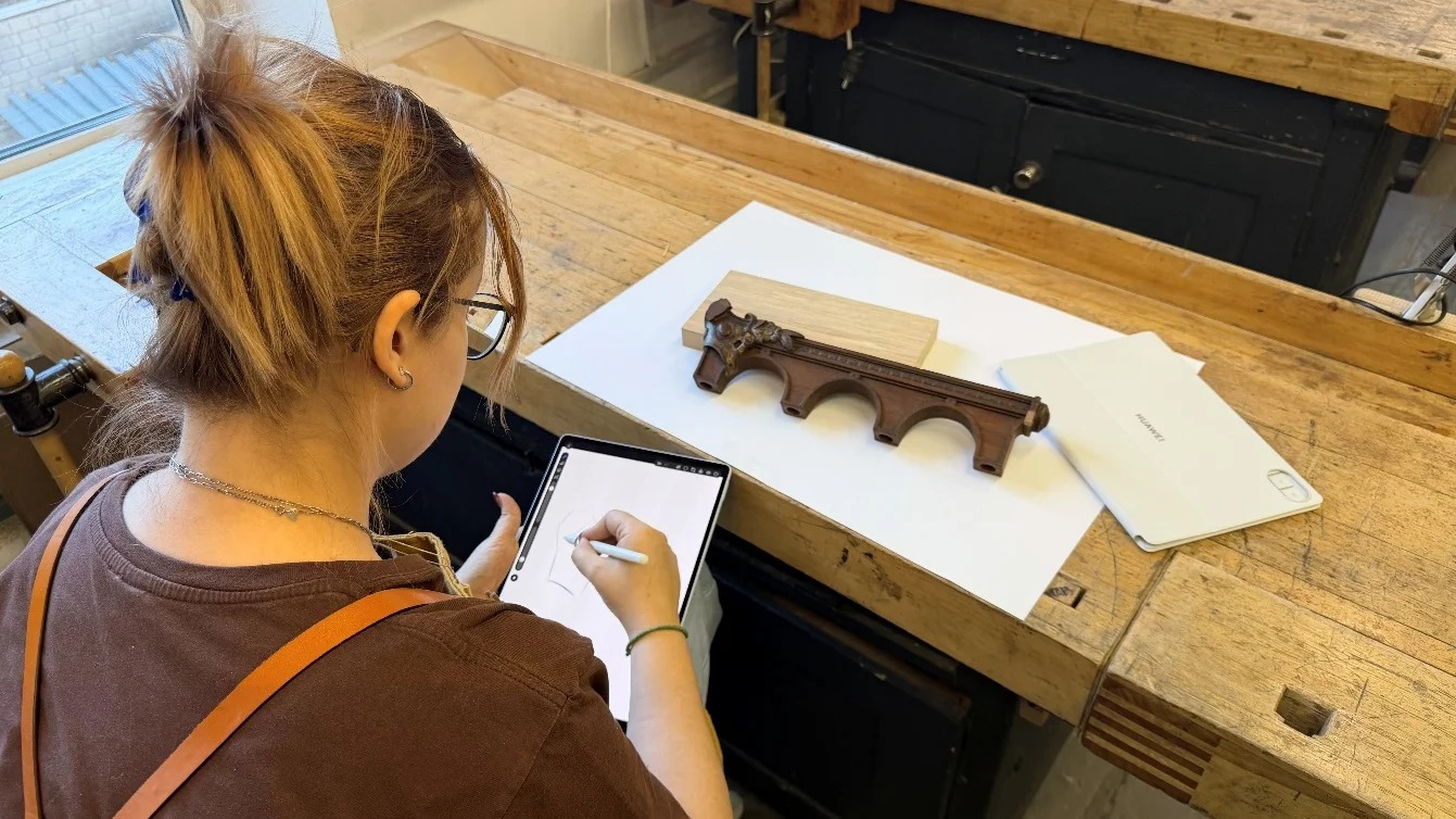 Студенты Строгановки восстановят мебель XIX века с помощью планшета