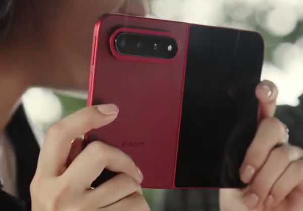 Складной смартфон Xiaomi 18 Fold показали на «живых» видео и официальных постерах
