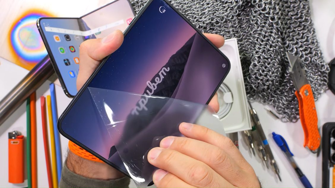 У iPhone Duo отказал внутренний экран после трёх сгибаний в тесте