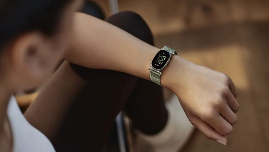 Google представила спортивный браслет Fitbit Edge со сменным аккумулятором за $180