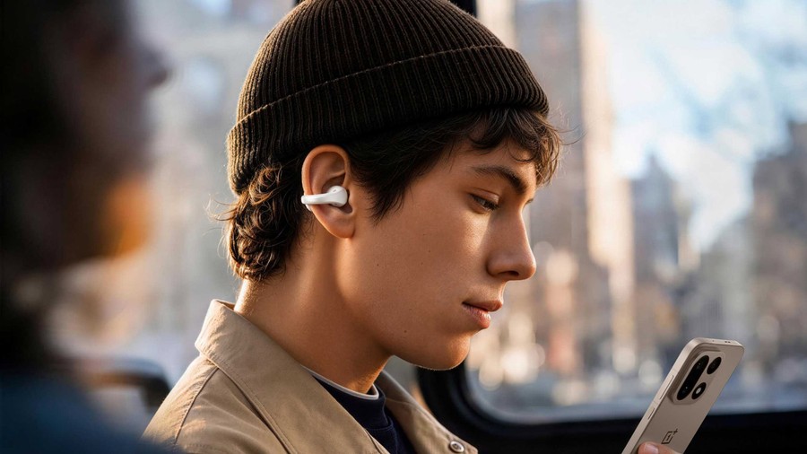 OnePlus выпустила первые наушники-клипсы Buds Clip с ИИ и автономностью до 40 часов