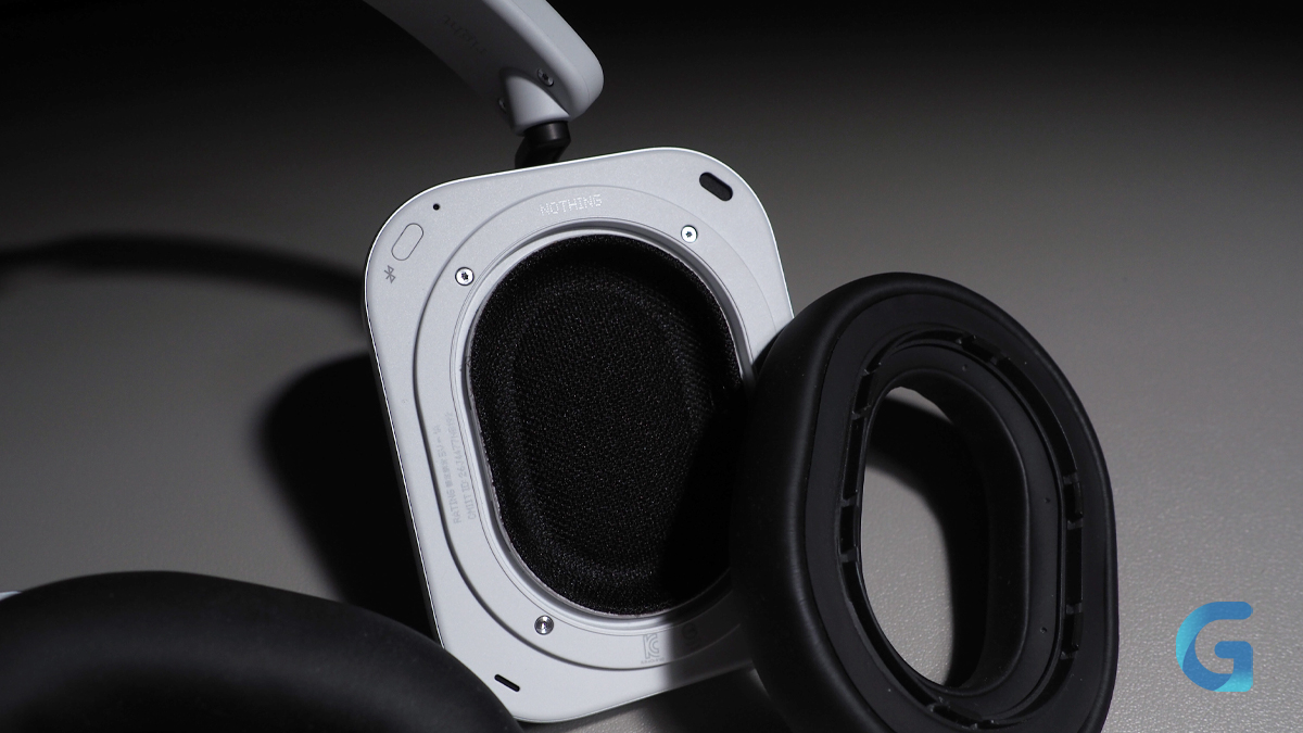 Чашка Nothing Headphone (1) Pro со снятой амбушюрой