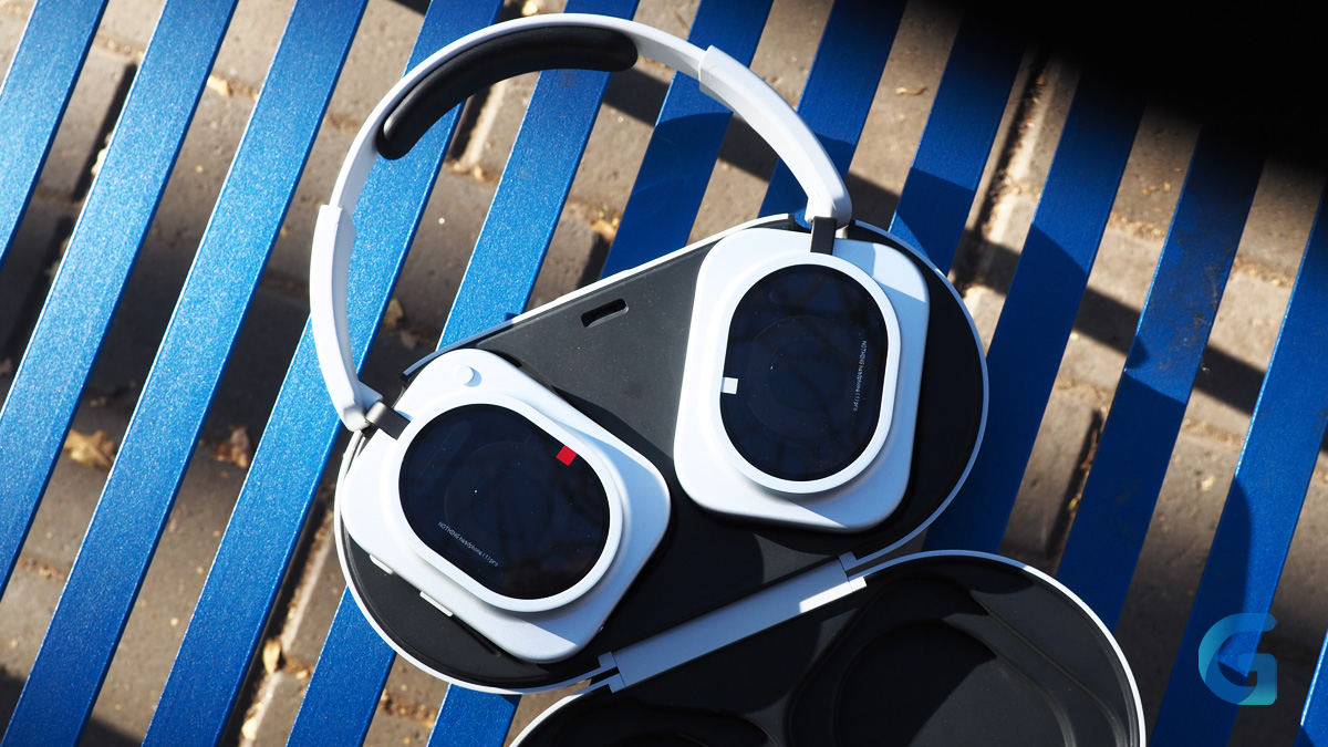 Nothing Headphone (1) Pro и футляр в повседневном использовании