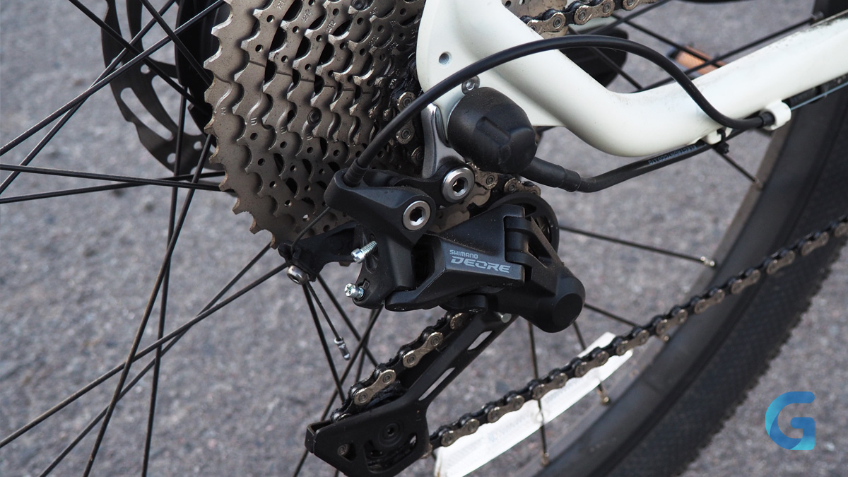 Задний переключатель Shimano и цепь на RASKAT E-MTB