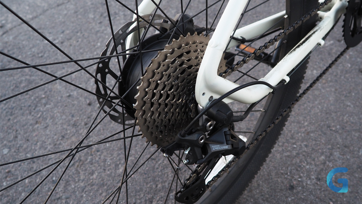 Кассета, цепь и корпус задней втулки RASKAT E-MTB крупным планом