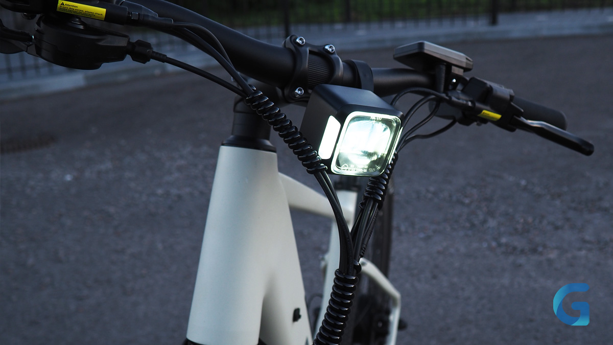 Светящаяся передняя фара под рулём RASKAT E-MTB в сумерках