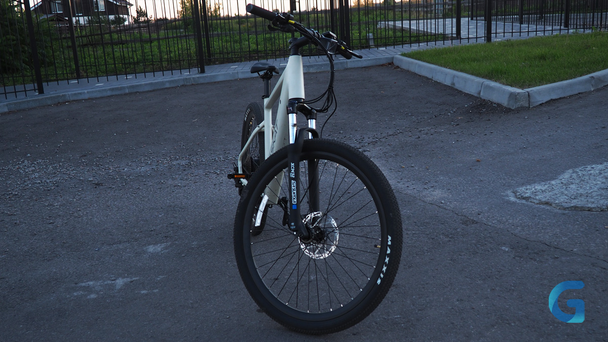 RASKAT E-MTB спереди на асфальтовой дорожке в сумерках