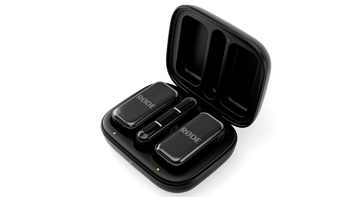 Два микрофона RØDE Wireless Micro и приёмник в открытом зарядном кейсе