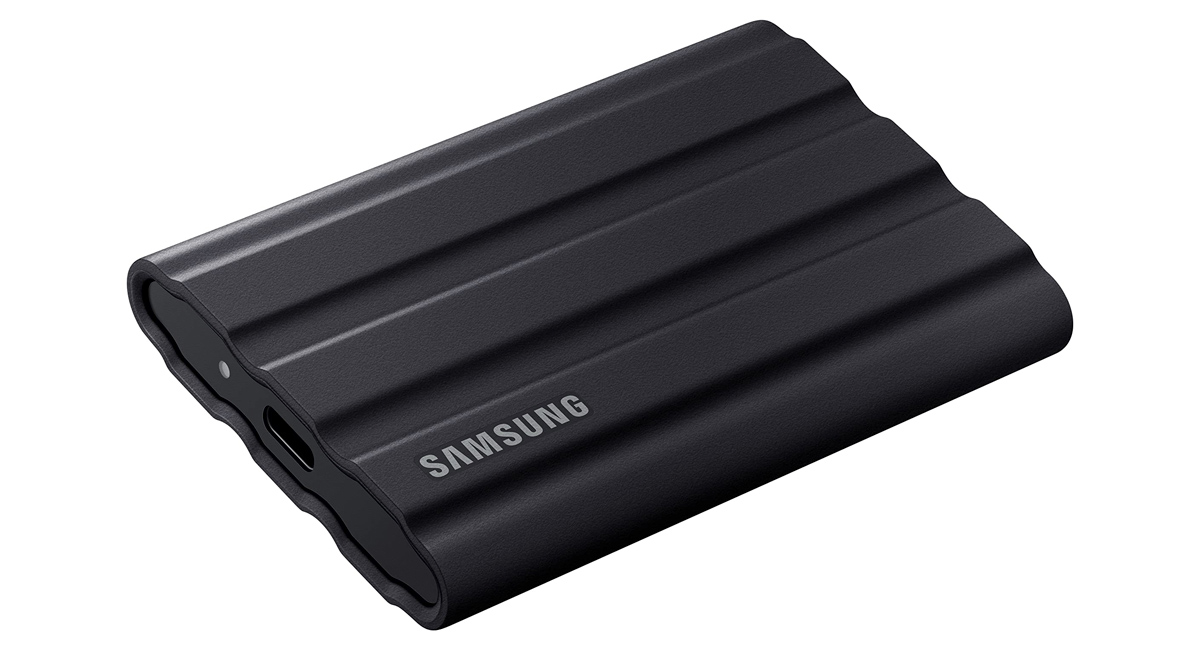 Чёрный SSD Samsung T7 Shield с ребристым корпусом и разъёмом USB-C