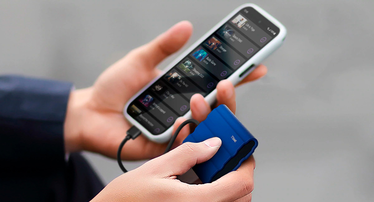 Внешний SSD Samsung T7 Shield подключён кабелем к iPhone