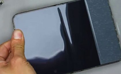 Складка и бугры — вот что будет с экраном iPhone Duo если с него содрать защитную плёнку