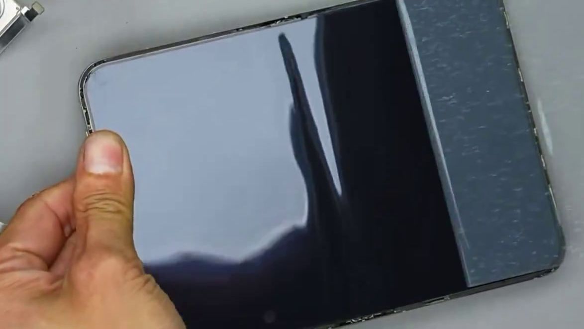 Складка и бугры — вот что будет с экраном iPhone Duo если с него содрать защитную плёнку